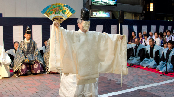 父尉 八十世宗家 今春安明 （撮影：辻井清一郎）