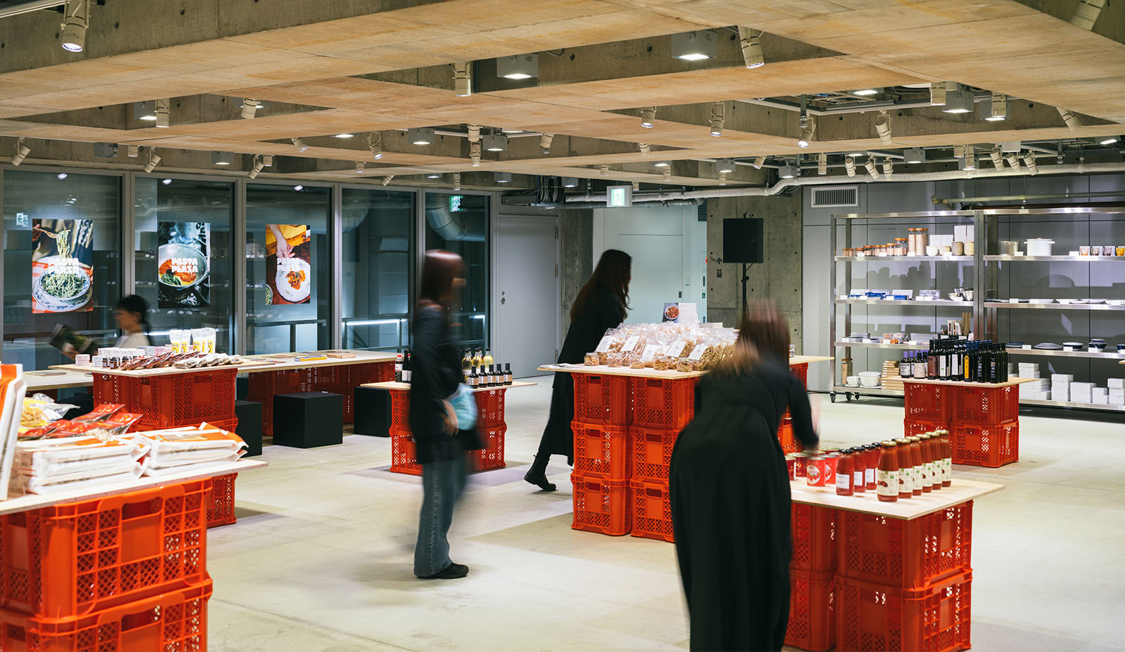 Ginza Sony Parkで開催中のPASTA PLAZA。赤いコンテナ什器に食品が並び、来場者が行き交いながら食材やプロダクトを選ぶマーケットのような空間。