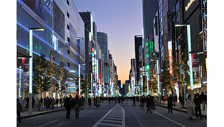 銀座通り・晴海通りのイルミネーションとフラッグ