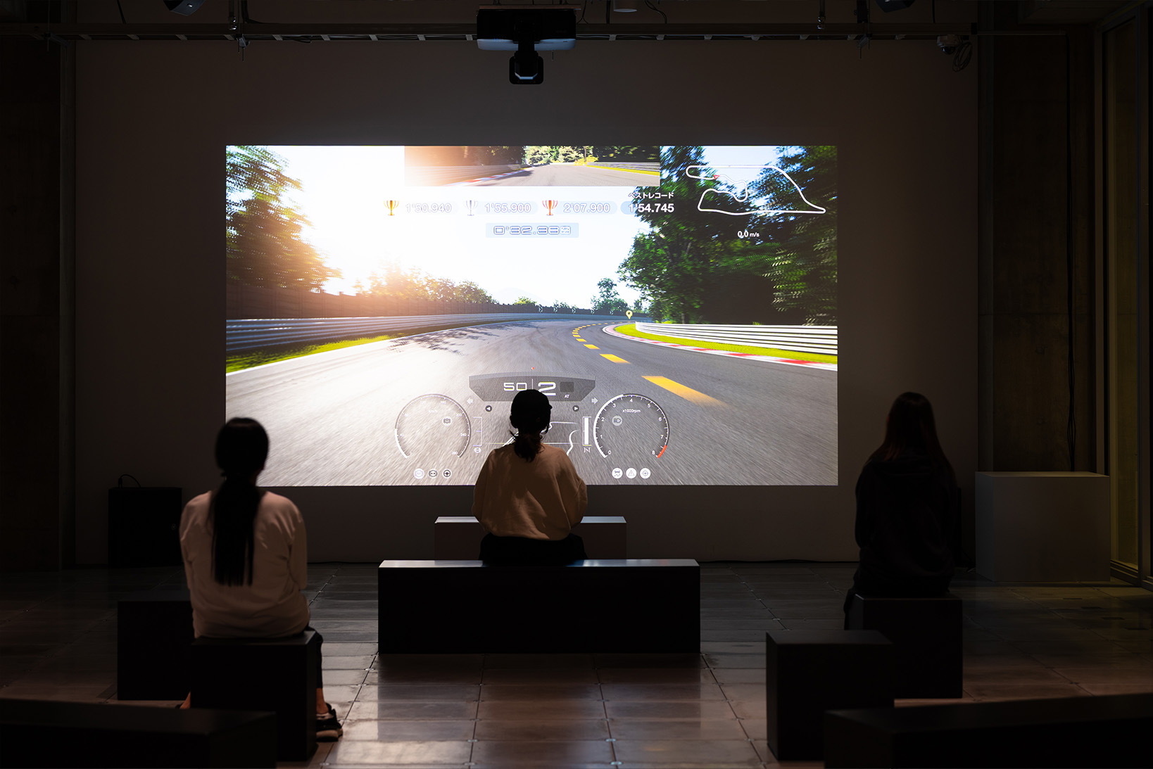 3F タイムアタックチャレンジ企画の写真。『はじめてのグランツーリスモ』のタイムアタックに挑戦している様子。