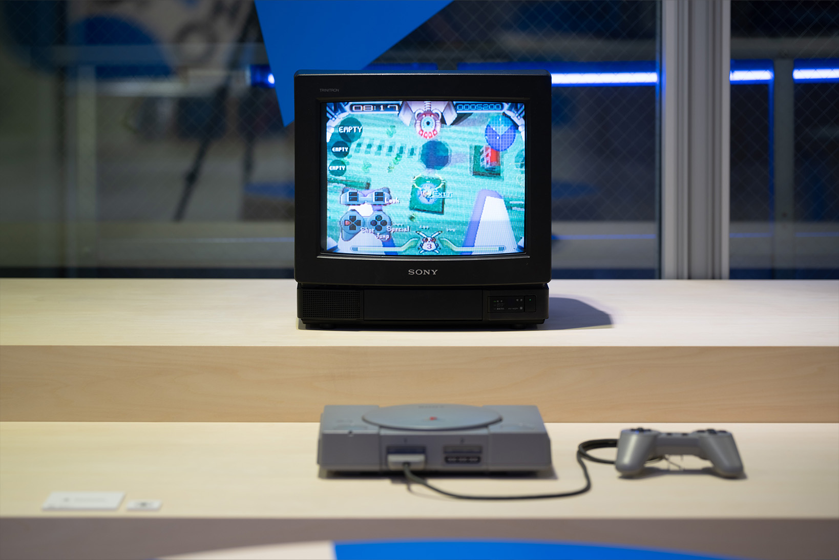 B2 アーカイブコーナーの写真。初代PlayStationのハードウェアと当時のTV。