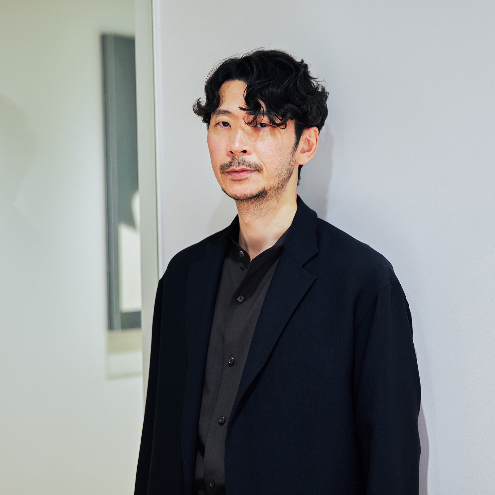 菅原敏のアーティスト写真。