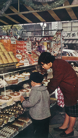 昭和33年ごろ、店頭の母子連れ