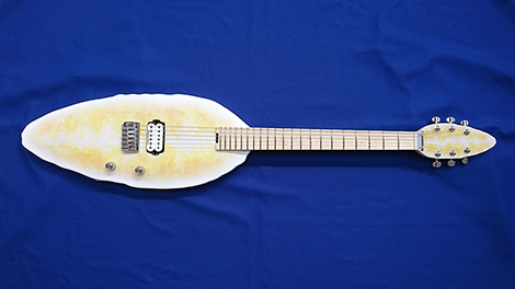 仙台の「笹かまギター」（写真）など、ユニークなご当地ギターの企画開発は、普段楽器に接点のない人たちが関心を向けるきっかけにもなっている