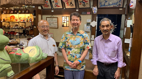 世界の民芸品に囲まれる店内は時間を忘れます。左から、野﨑社長、泉さん、世川さん。