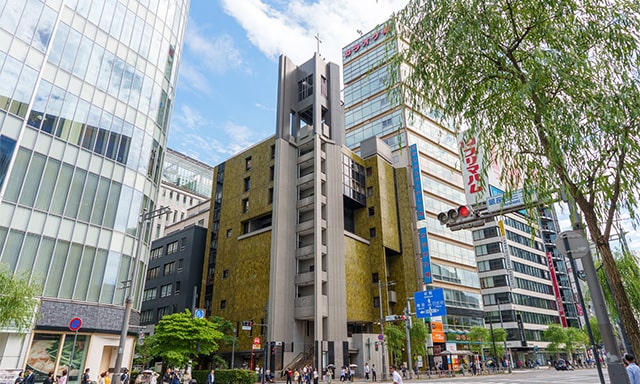 銀座西三丁目交差点の角に立つ銀座教会堂。よく見ると周辺の商業ビルとは異なるデザインで非常に凝っているのがわかる。