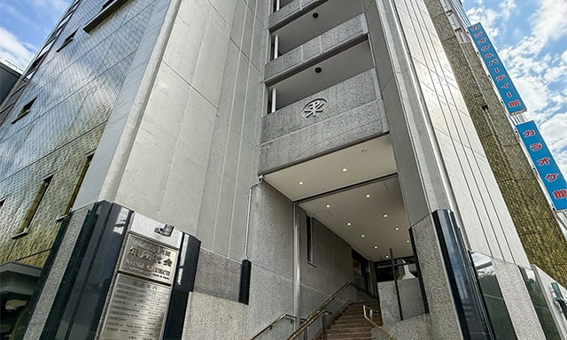 礼拝堂へ直接つながる階段を上る。