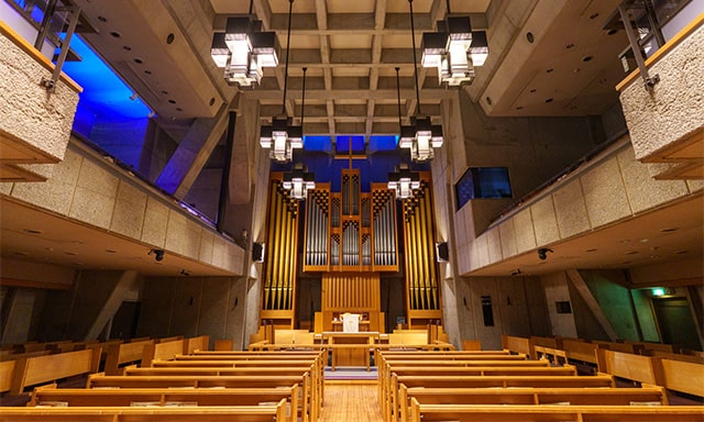 モダンな作りの礼拝堂。左上や奥が青いのは外光が青いガラスを通して取り入れられているから。（オルガン・メディテーション終了後、無人になったところを許可を得て撮影）