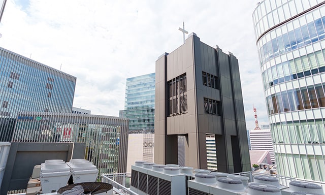 ビルの屋上にある鐘楼の中に鐘がある。鐘自体は見えないが、なんとなくイメージできるだろうか。