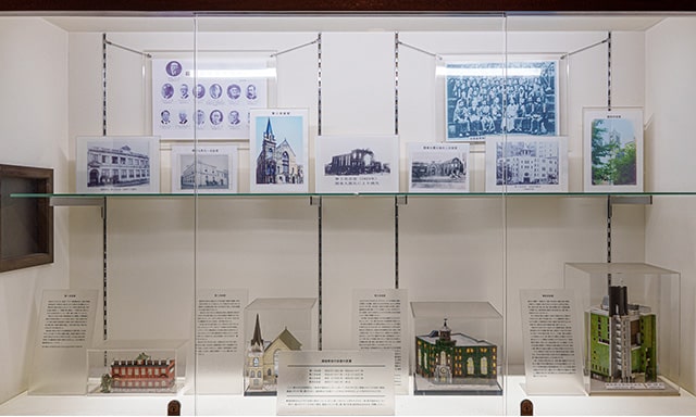 エレベーターホールに置かれた銀座教会の歴史。写真と模型が飾られている。