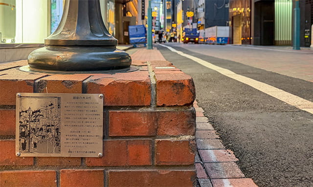 ガス灯通りに4基のガス灯が復刻している。解説板がガス灯の足元にあるので気づかない人が多い。