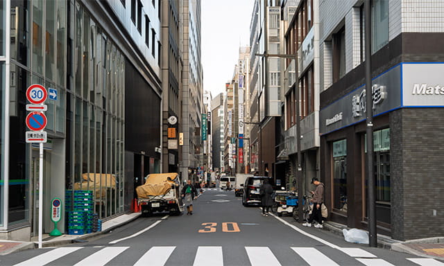 三十間堀跡は今では普通の道路に。