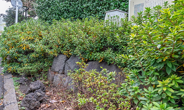 三十間堀の護岸に使われていた築石が保存され、解説板も用意されている。