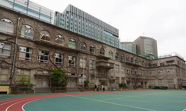 春には蔦が絡まる3階建ての校舎。ウイングのように広がっている