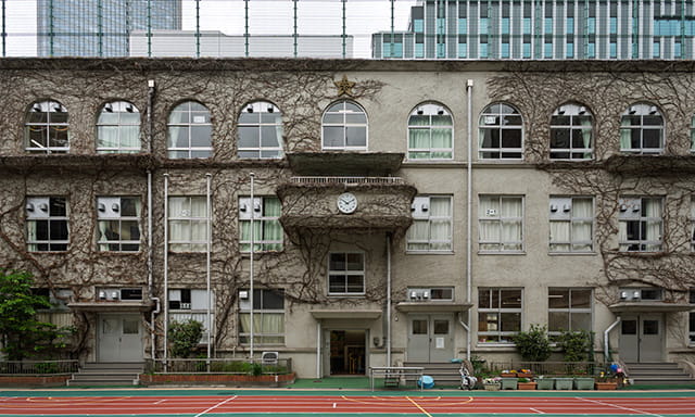 正面から。2階からせり出たバルコニーに時計が設置されている。
