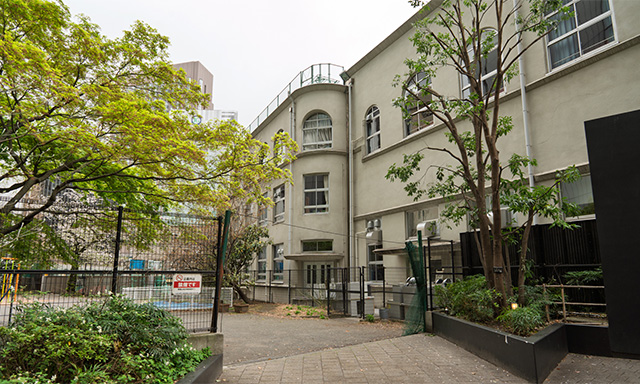 普段は閉まっているが、学校のない日はこのように一般公開される小公園。