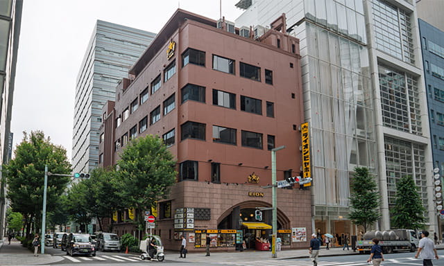 銀座六丁目交差点角にあるビヤホールライオン 銀座七丁目店（銀座ライオンビル）は昭和9年築の国の登録有形文化財。