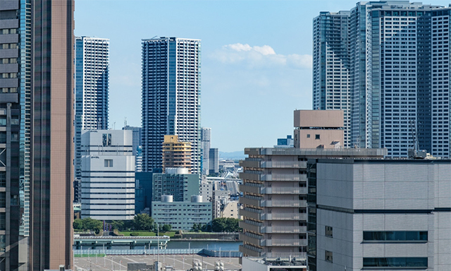 ビルの隙間にうっすらと見える房総半島