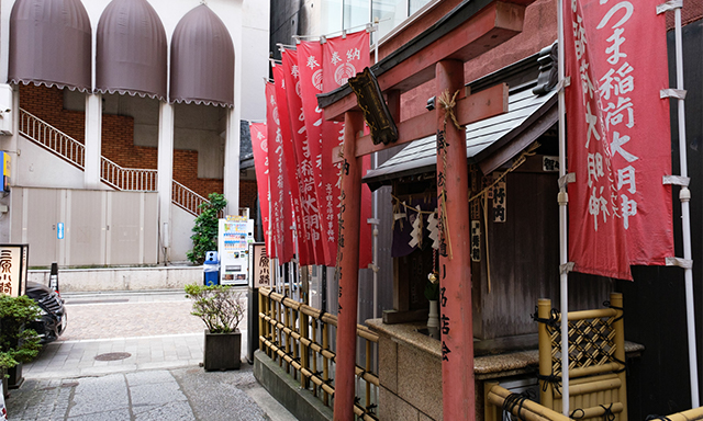 三原小路のあづま稲荷神社。奥に見えるのが銀座コア。