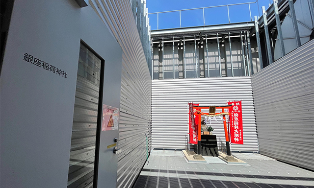 銀座稲荷神社と書かれた扉の向こう、屋上に赤い鳥居が