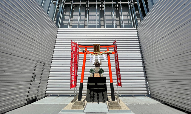 銀色に囲まれた中に赤い鳥居、そして青空と非常に映える空間でした。