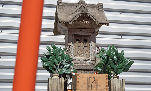銀座稲荷神社の古い石の祠。