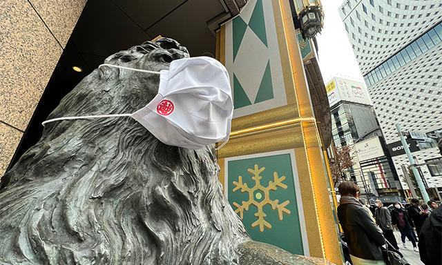 銀座四丁目交差点にある銀座三越。この時勢、ライオン像も三越特製マスクをしてました。