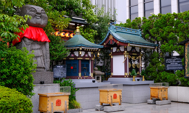 一番奥に鎮座するのが三囲神社。中央が地蔵堂。そして大きな地蔵が本尊の分身。