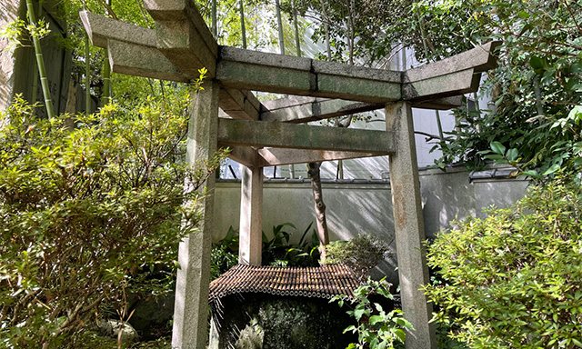 三井邸から移したという三角石鳥居。中央に井戸がある。