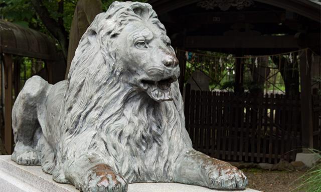池袋三越前に鎮座していたライオン像も今は狛ライオン？として三囲神社を守っている。