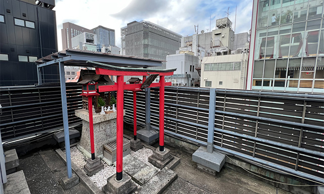 新橋会館屋上に祀られている金春稲荷。