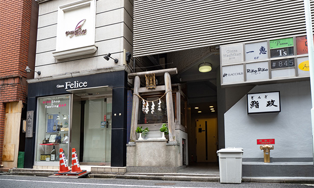 飲食店の入ったビルの1Fにぽつんと佇む八官神社