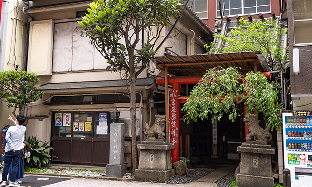 宝珠稲荷神社の社務所（向かって左）と鳥居。奥に社殿が見える