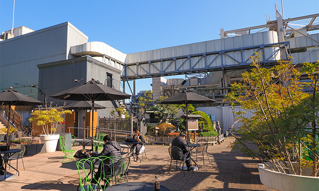 松屋銀座の屋上。奥にお堂が見える。