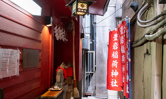 ビルの間を入っていくと、豊岩稲荷神社の社殿がある。