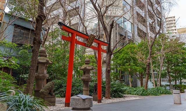 銀座一丁目の安平神社。奥に見えるのがタワーマンション