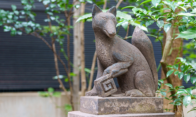 安平神社の鍵をもつ狐。昭和5年のもの