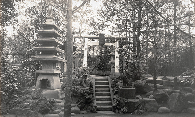 万安樓時代の安平神社。築山の上に鳥居がある。「万安樓 御絵葉書」より